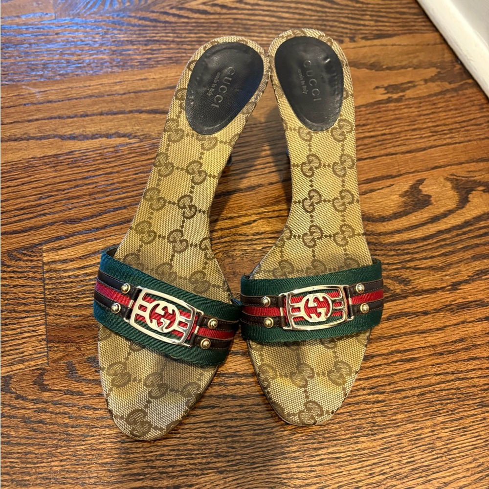 Gucci Women's Beige and Green Logo Slide Sandals